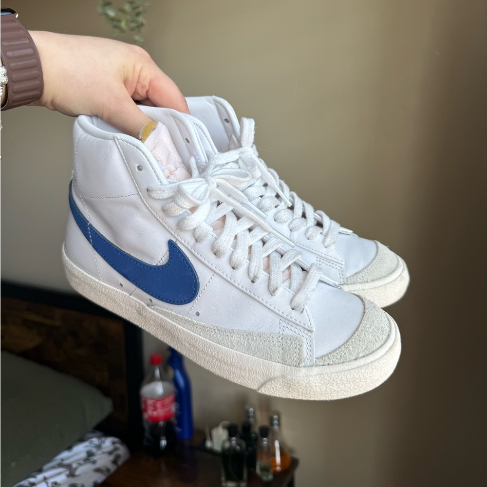 Nike women’s blazer Mid 77